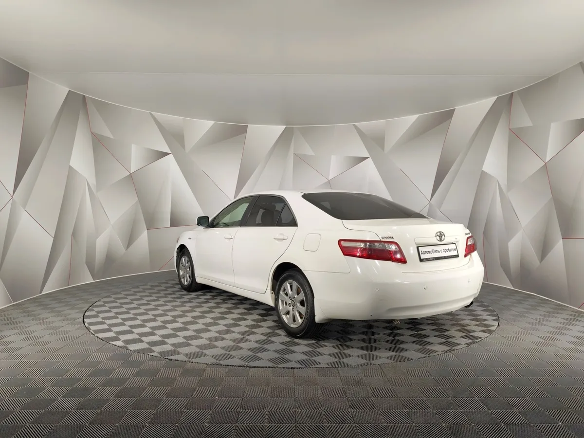 Toyota Camry 2.4 VVT-i AT (167 л.с.) Белый в АВИЛОН. Слайд №4