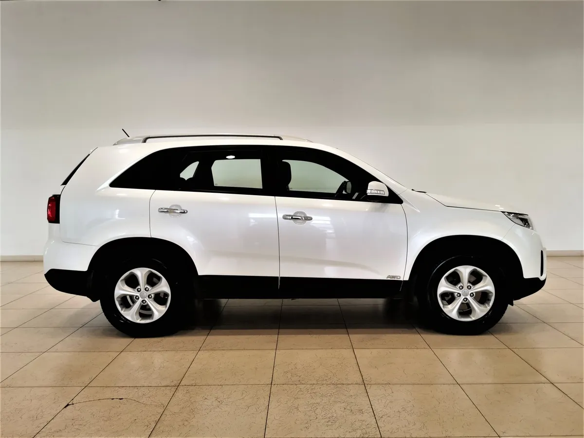 Kia Sorento 2.4 AT 4WD (175 л.с.) Comfort Белый в АВИЛОН. Слайд №6
