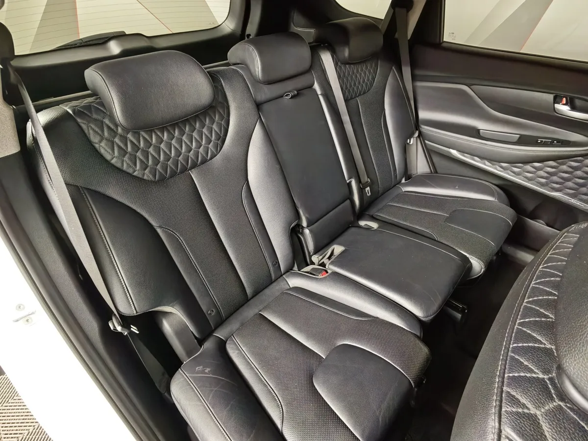Hyundai Santa Fe 2.4 (188 л.с.) - 6AT Premier Белый в АВИЛОН. Слайд №17