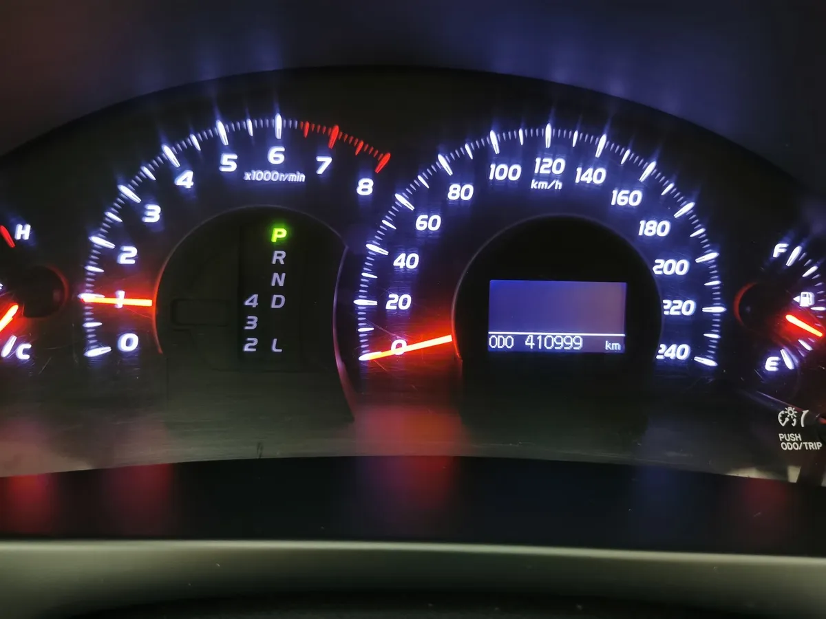 Toyota Camry 2.4 VVT-i AT (167 л.с.) Белый в АВИЛОН. Слайд №17