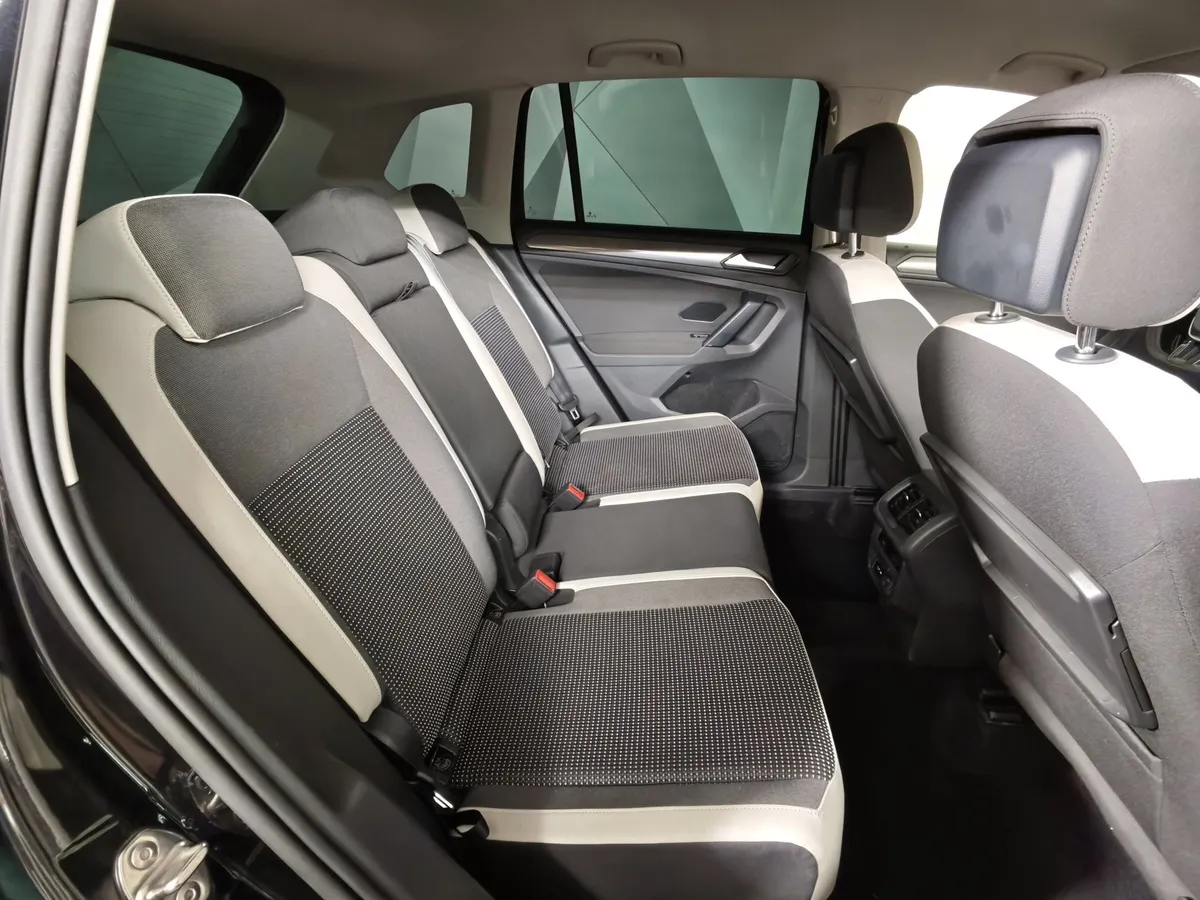 Volkswagen Tiguan 2.0 TDI 4Motion DSG (150 л.с.) OFFROAD Черный в АВИЛОН. Слайд №16