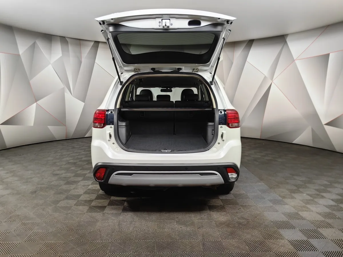 Mitsubishi Outlander 2.0 MIVEC CVT 4WD 7 мест (146 л.с.) Intense Plus Белый в АВИЛОН. Слайд №12