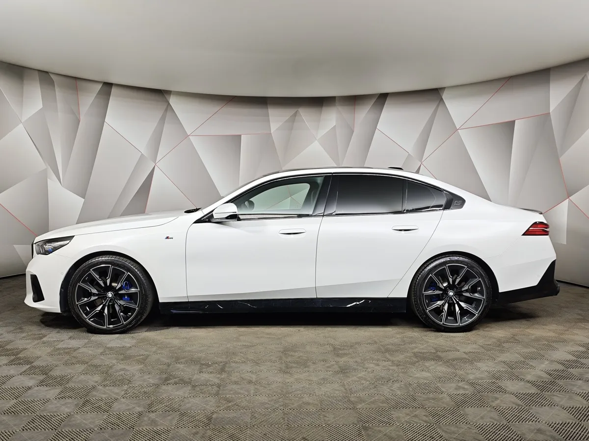 BMW 5 серия 530i xDrive AT (252 л.с.) Белый в АВИЛОН. Слайд №5