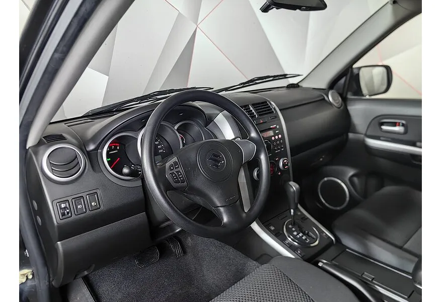 Suzuki Grand Vitara 2.0 AT (140 л.с.) Черный в АВИЛОН. Слайд №19