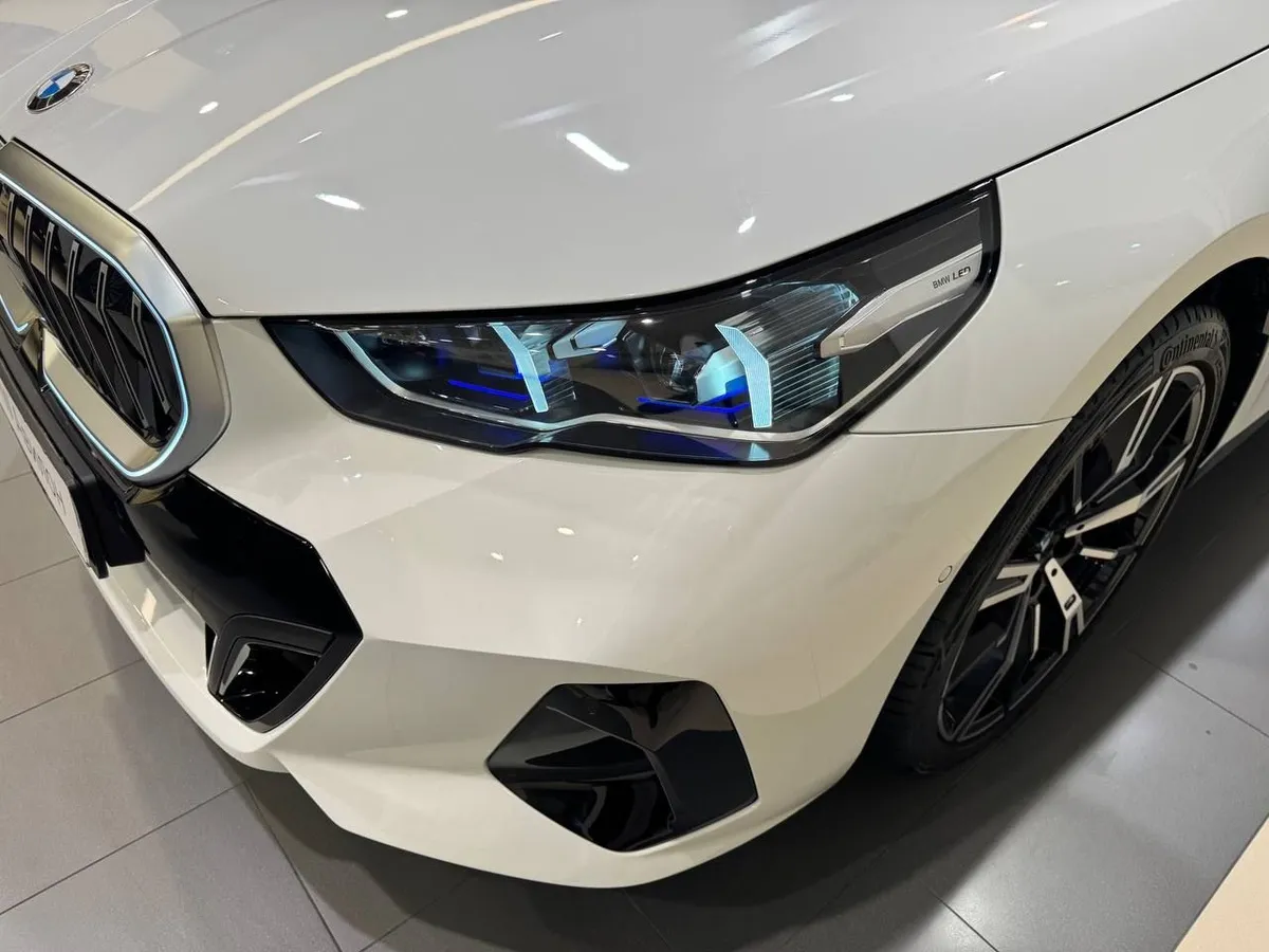 BMW 5 серия 530i xDrive AT (252 л.с.) Белый в АВИЛОН. Слайд №9