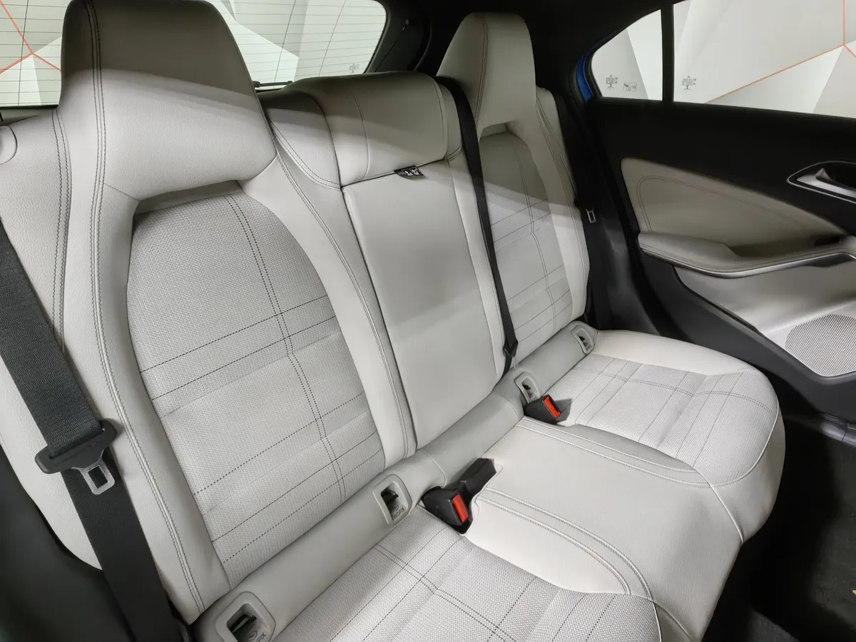 Mercedes-Benz A-Класс 180 7G-DCT (122 л.с.) Голубой в АВИЛОН. Слайд №16
