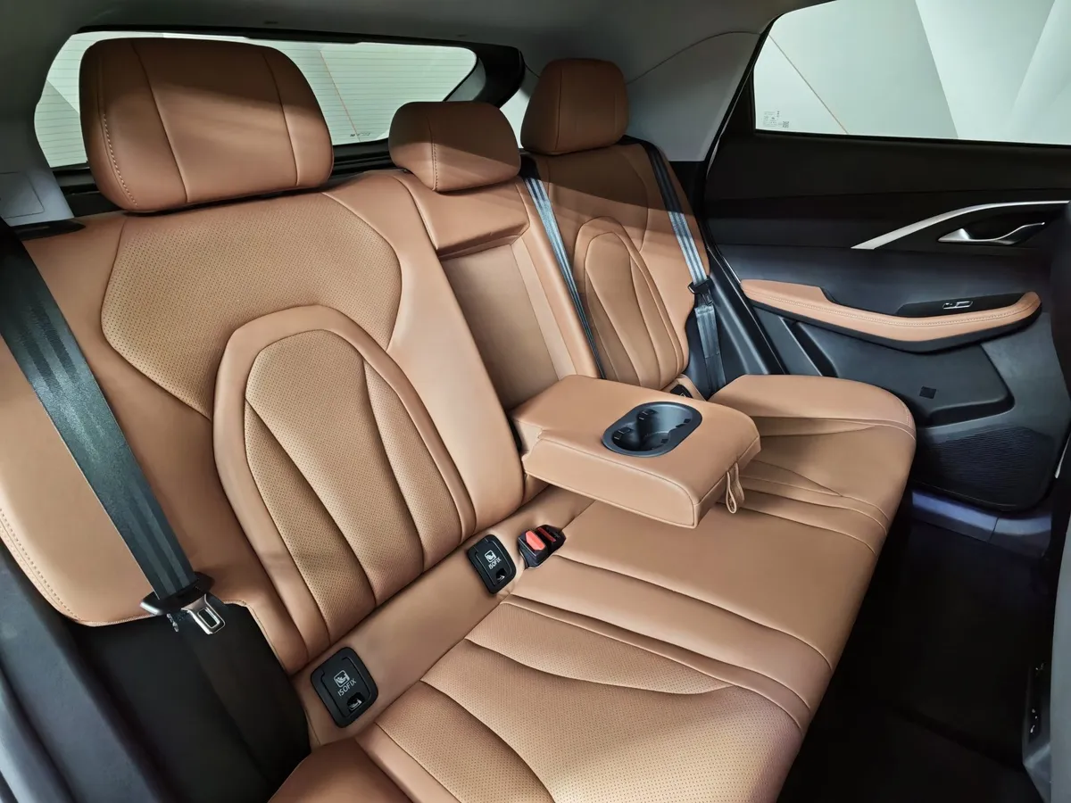 Omoda C5 1.6T DCT 4WD (150 л.с.) Supreme (двухцветный, красные элементы экстерьера) Белый в АВИЛОН. Слайд №17