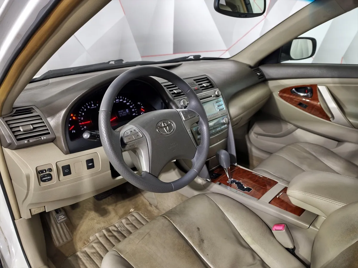 Toyota Camry 2.4 VVT-i AT (167 л.с.) Белый в АВИЛОН. Слайд №18