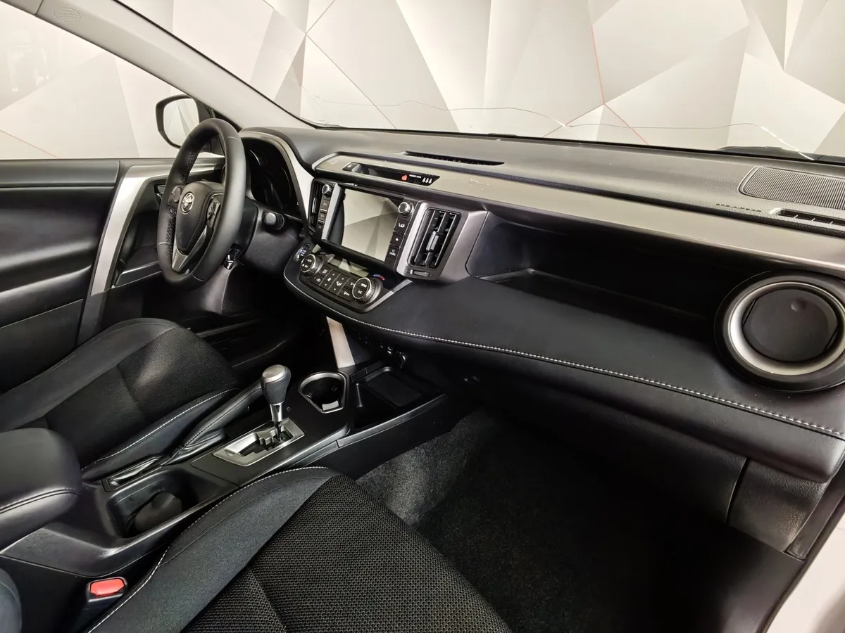 Toyota RAV4 2.5 AT 4WD (180 л.с.) Престиж Белый в АВИЛОН. Слайд №13