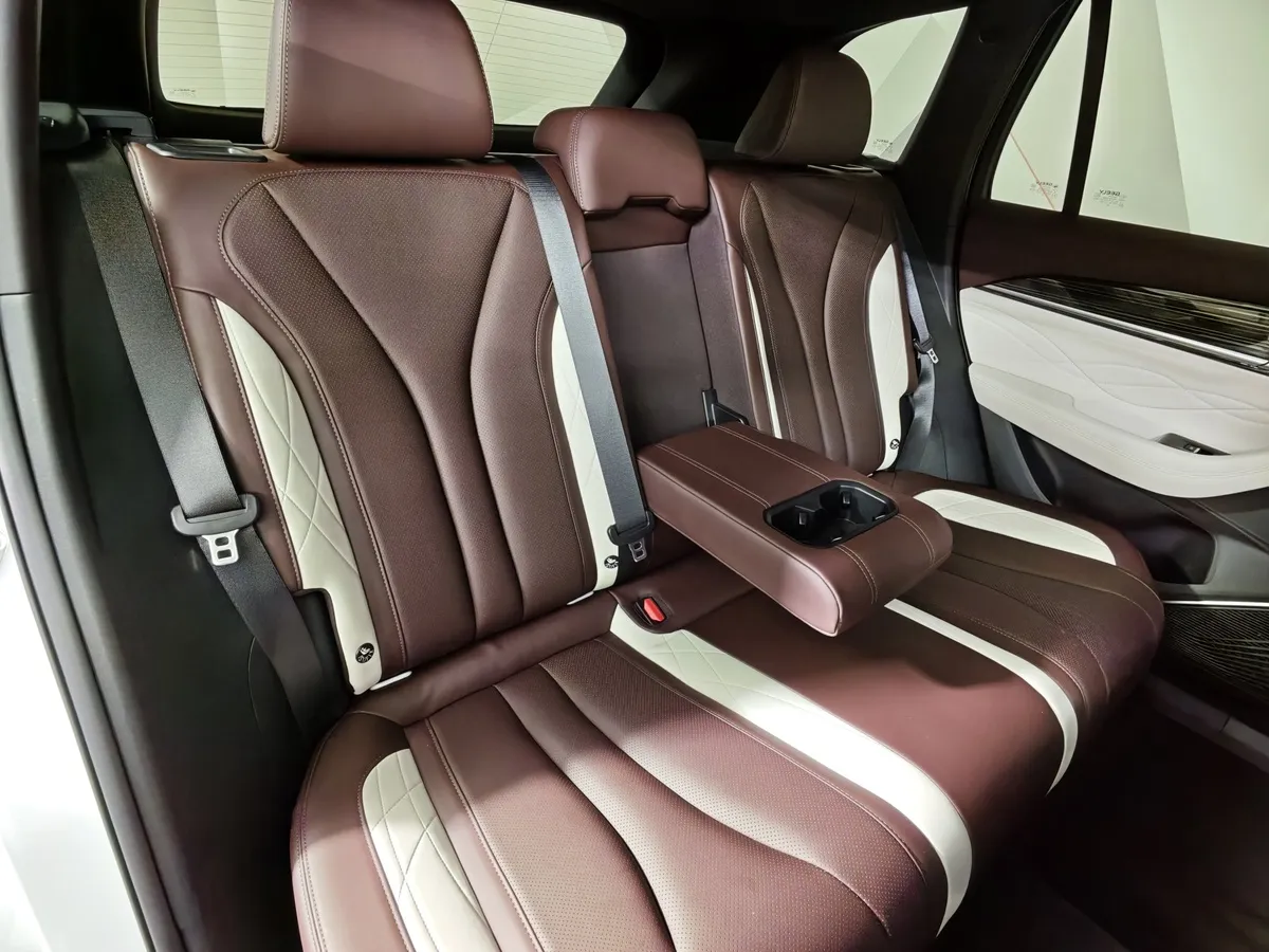 Geely Monjaro 2.0T 8AT 4WD (238 л.с.) Flagship Белый в АВИЛОН. Слайд №17