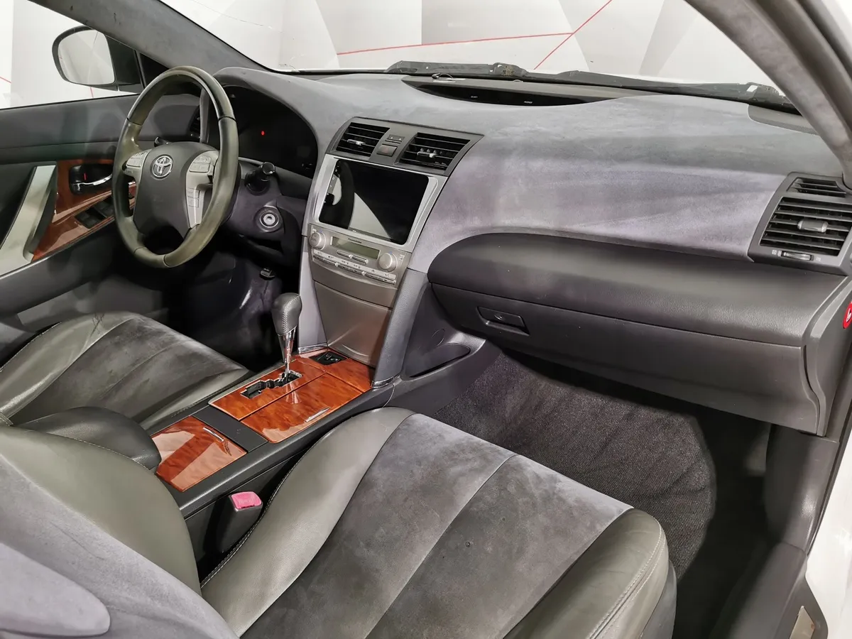 Toyota Camry 2.4 VVT-i AT (167 л.с.) Белый в АВИЛОН. Слайд №12
