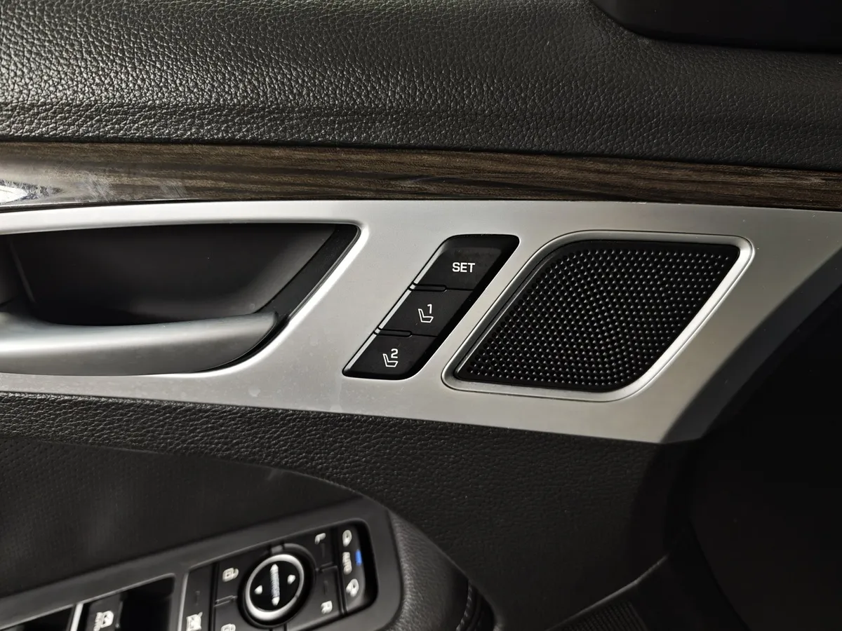 Hyundai Genesis 3.0 AT AWD (249 л.с.) Luxury Черный в АВИЛОН. Слайд №23