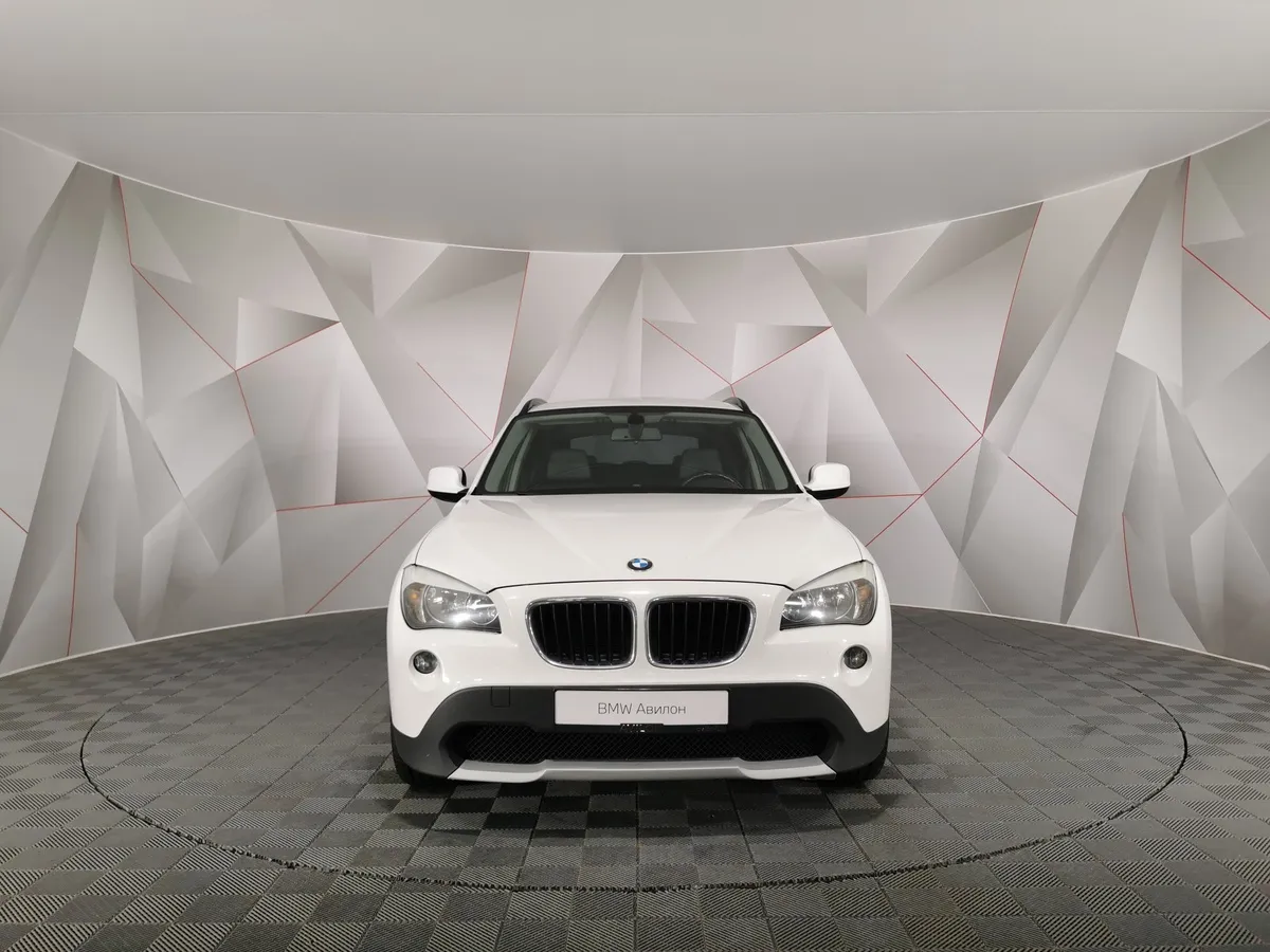 BMW X1 sDrive18i AT (150 л.с.) Белый в АВИЛОН. Слайд №3