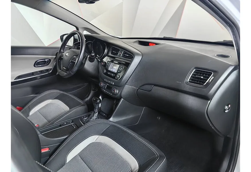 Kia Ceed 1.6 CRDi AT (115 л.с.) Белый в АВИЛОН. Слайд №13