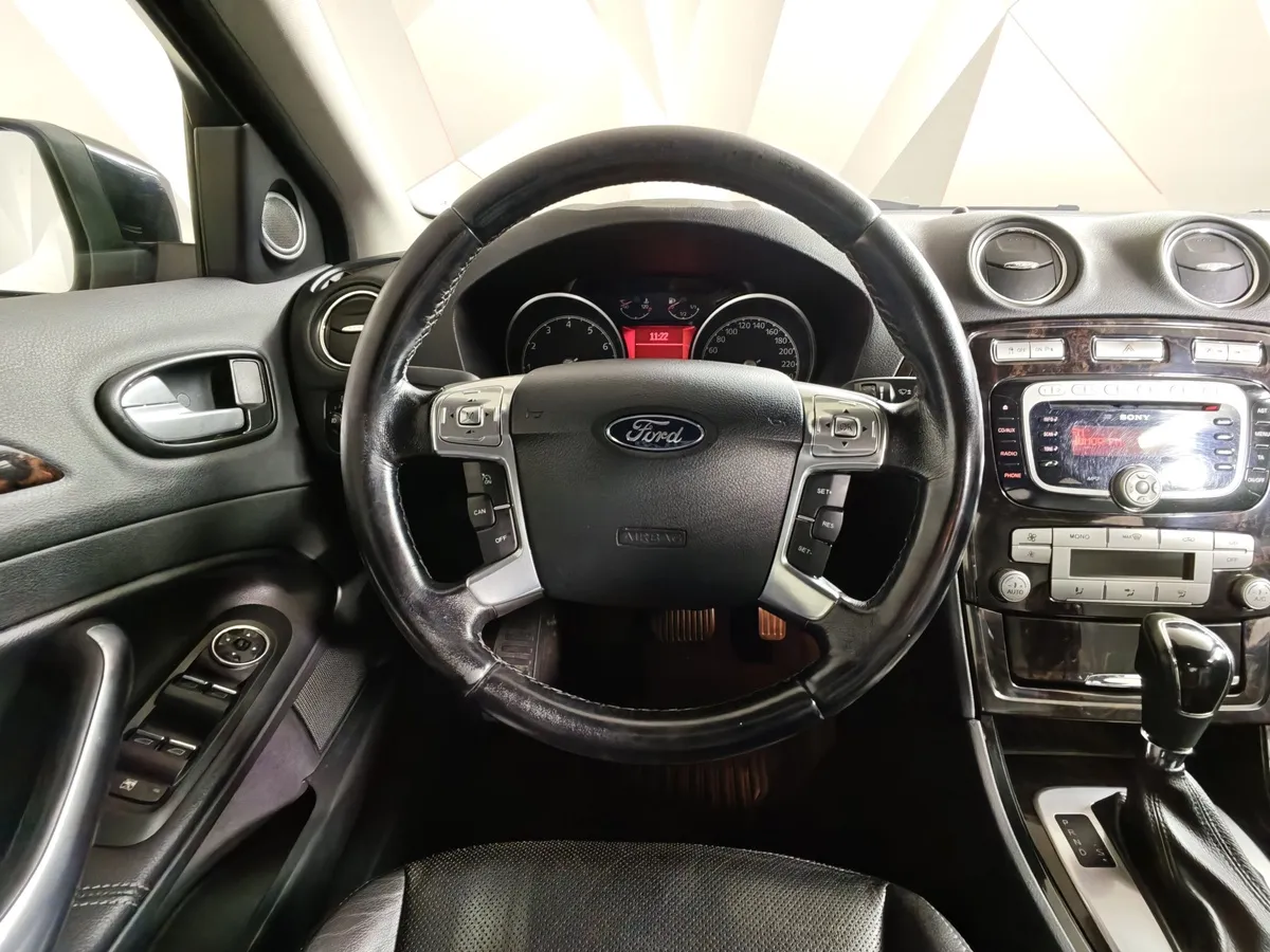 Ford Mondeo 2.3 AT (160 л.с.) Ghia Красный в АВИЛОН. Слайд №20