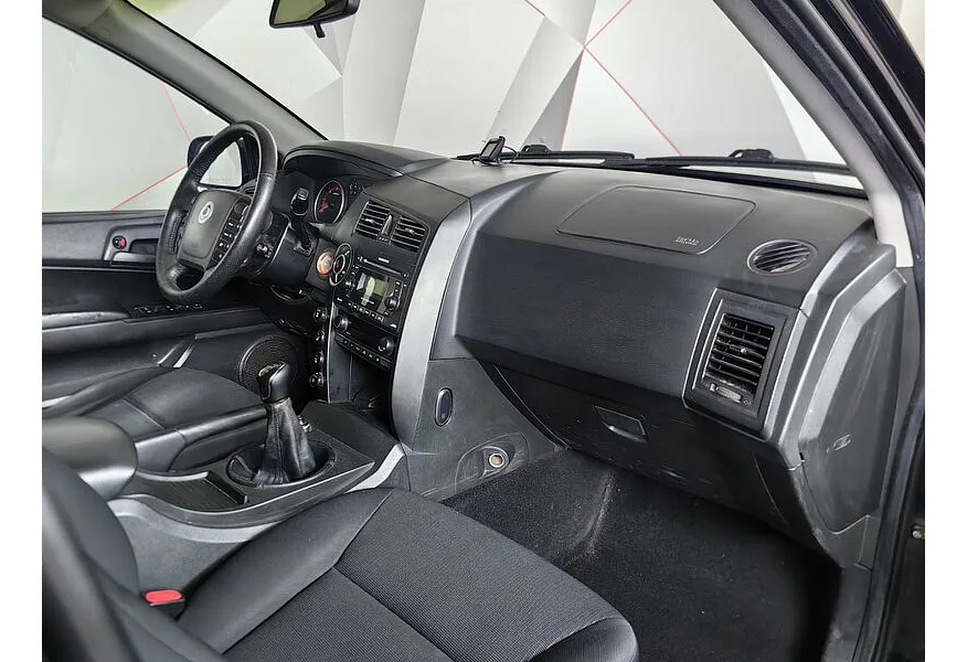 SsangYong Actyon 2.3 MT 4WD (150 л.с.) Elegance Черный в АВИЛОН. Слайд №11