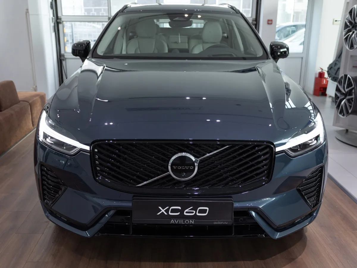 Volvo XC60 2.0 B5 8AT AWD (250 л.с.) Ultra Dark Синий в АВИЛОН. Слайд №3