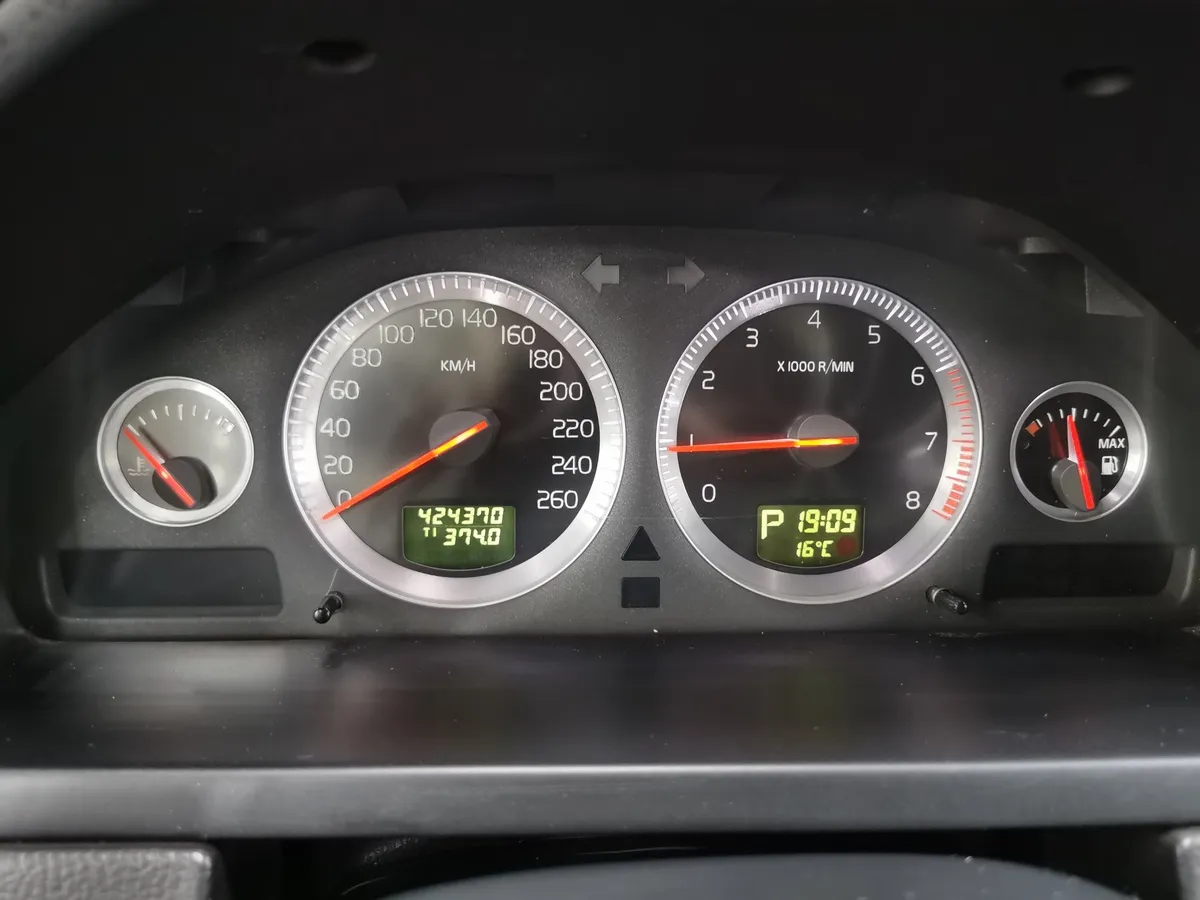 Volvo XC90 2.5 T5 Geartronic AWD (5 мест) (210 л.с.) Черный в АВИЛОН. Слайд №17