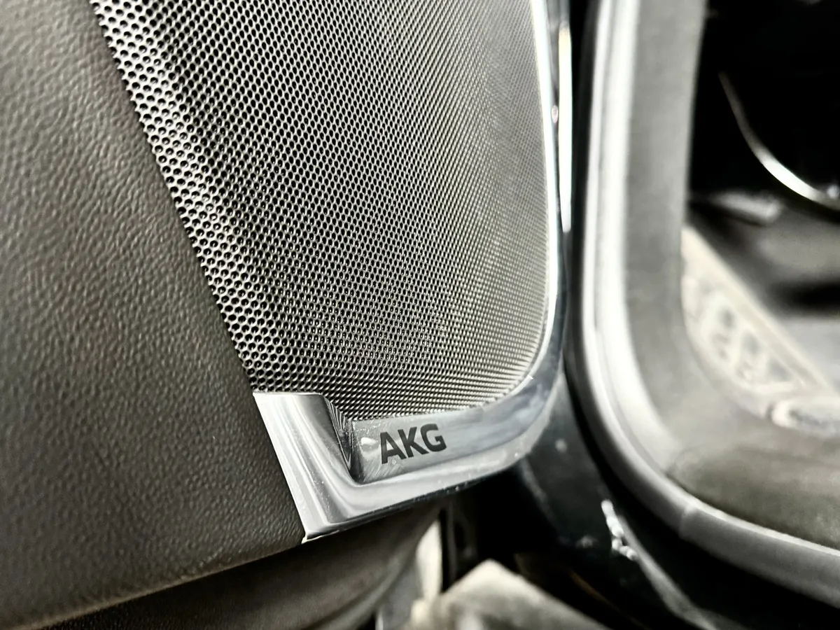 Cadillac Escalade V 6.2 AT 4WD (690 л.с.) V-series Черный в АВИЛОН. Слайд №19