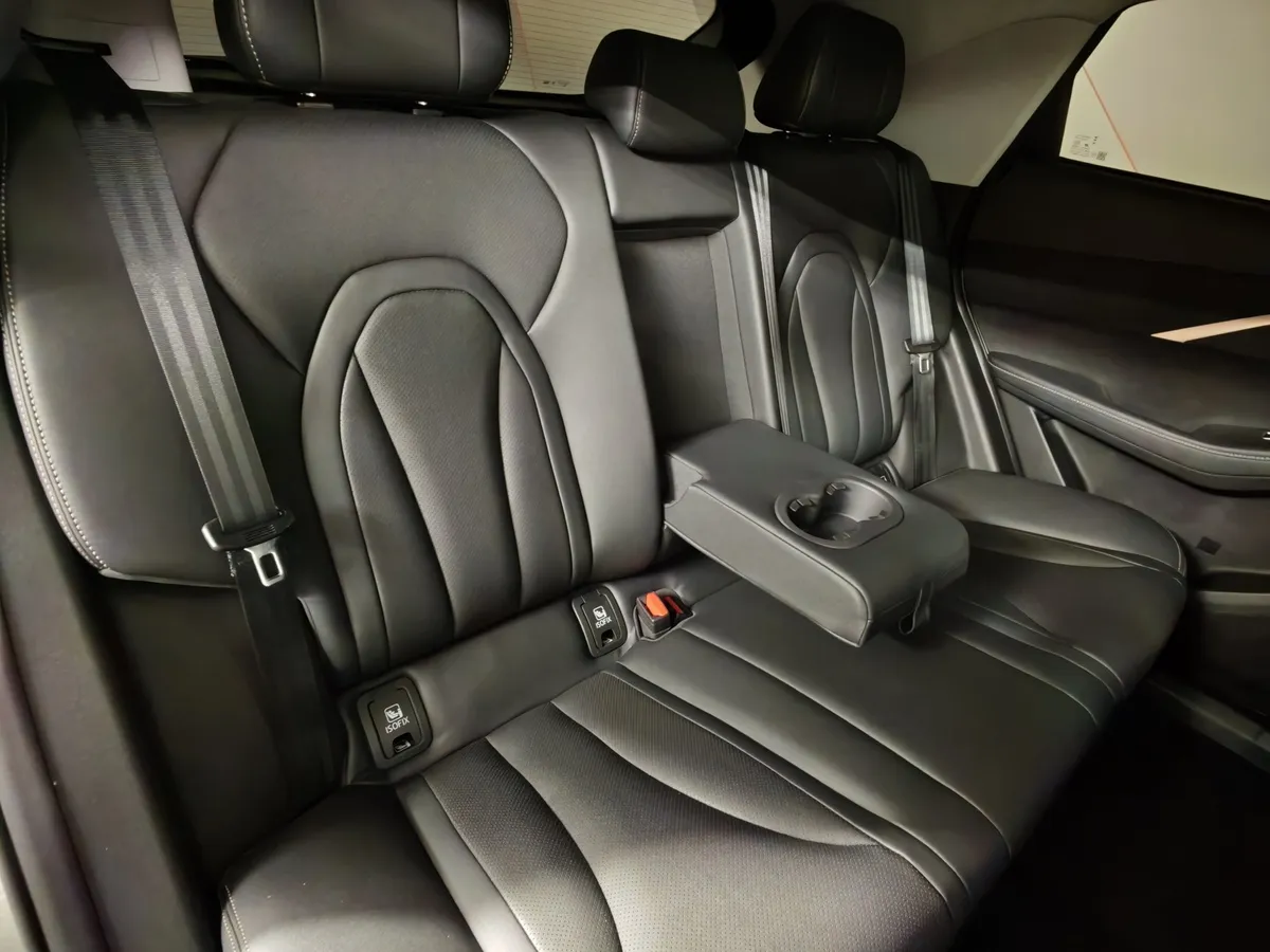 Omoda C5 1.6T DCT 4WD (150 л.с.) Supreme (двухцветный, красные элементы экстерьера) Серый в АВИЛОН. Слайд №17