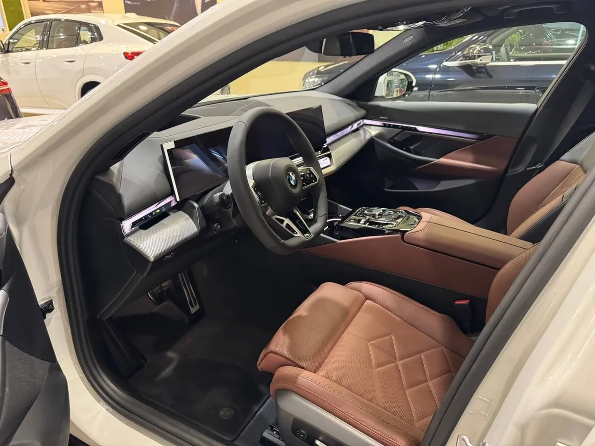 BMW 5 серия 530i xDrive AT (252 л.с.) Белый в АВИЛОН. Слайд №5