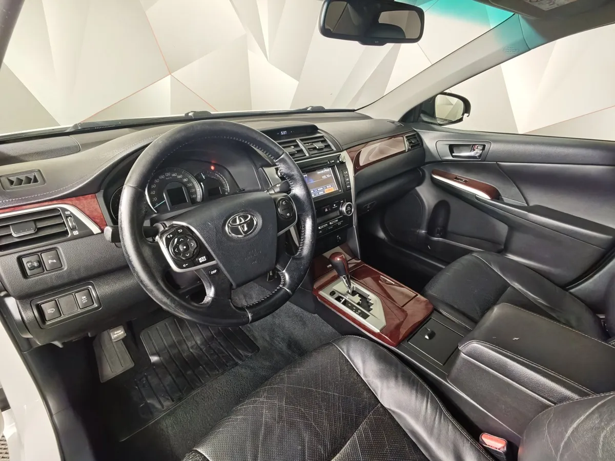 Toyota Camry 2.5 AT (181 л.с.) Белый в АВИЛОН. Слайд №19