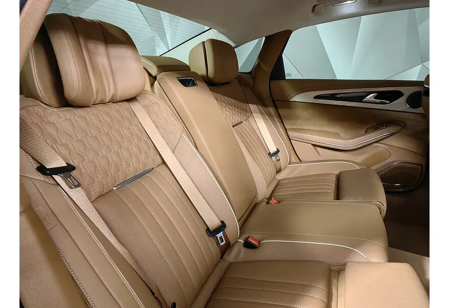 Hongqi H9 2.0T AT (245 л.с.) Deluxe   Коричневый в АВИЛОН. Слайд №15