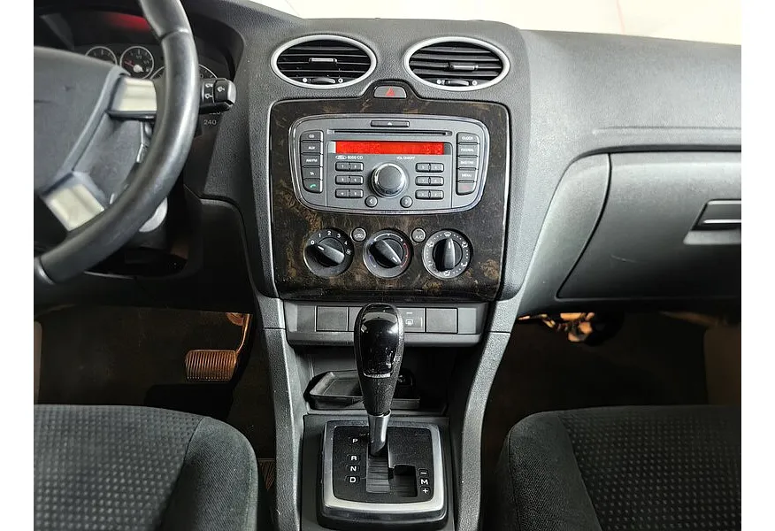 Ford Focus 1.6 AT (101 л.с.) Ghia Серебристый в АВИЛОН. Слайд №14