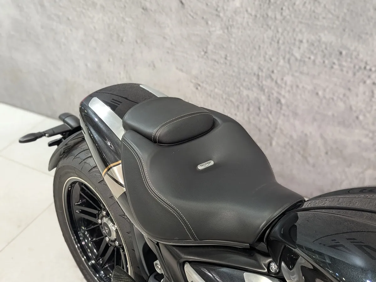 Triumph Rocket III 2294 см³ (148 л.с.) (148) 2294 Черный в АВИЛОН. Слайд №4