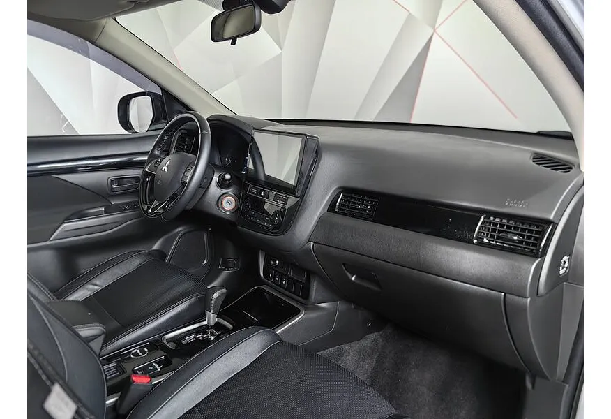Mitsubishi Outlander 2.0 CVT 4WD (146 л.с.) Серебристый в АВИЛОН. Слайд №11