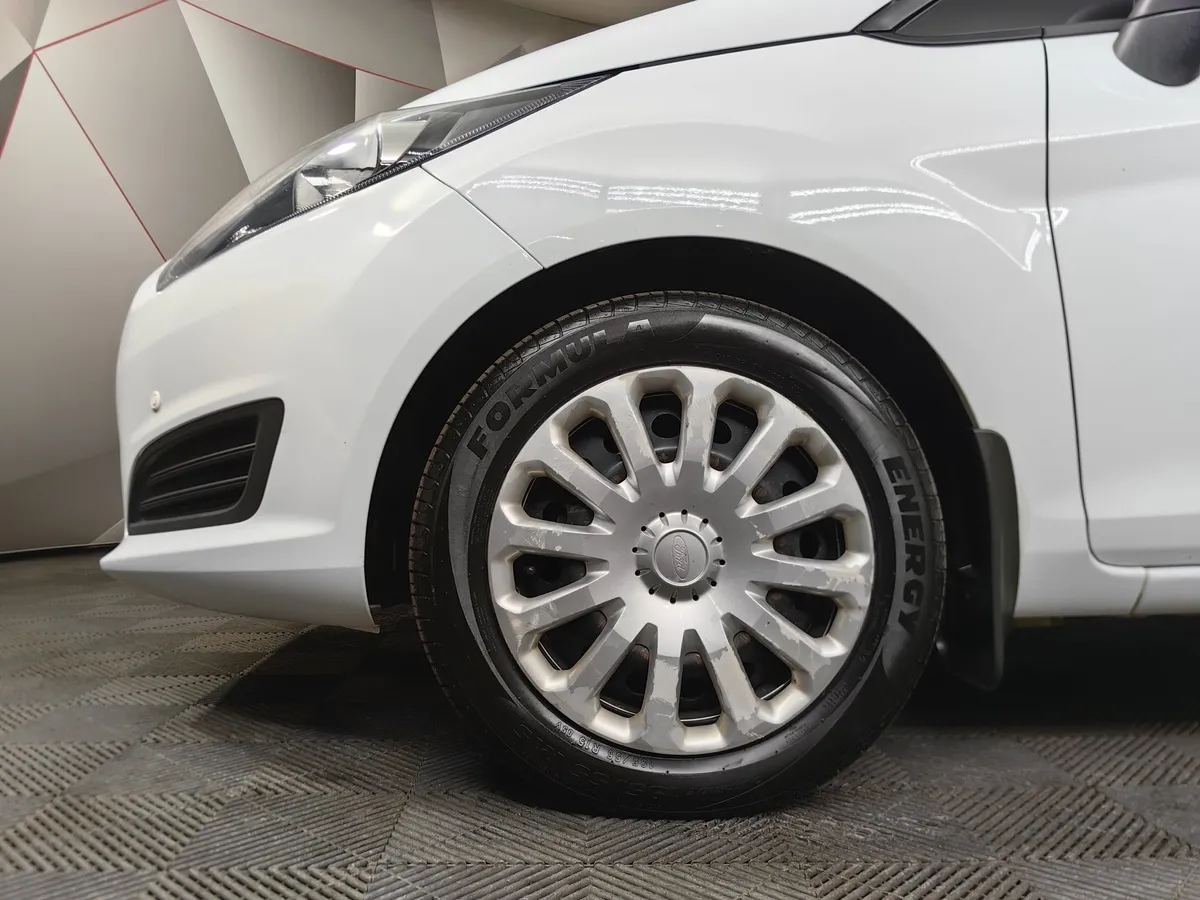 Ford Fiesta 1.4 MT (80 л.с.) Ghia Белый в АВИЛОН. Слайд №9