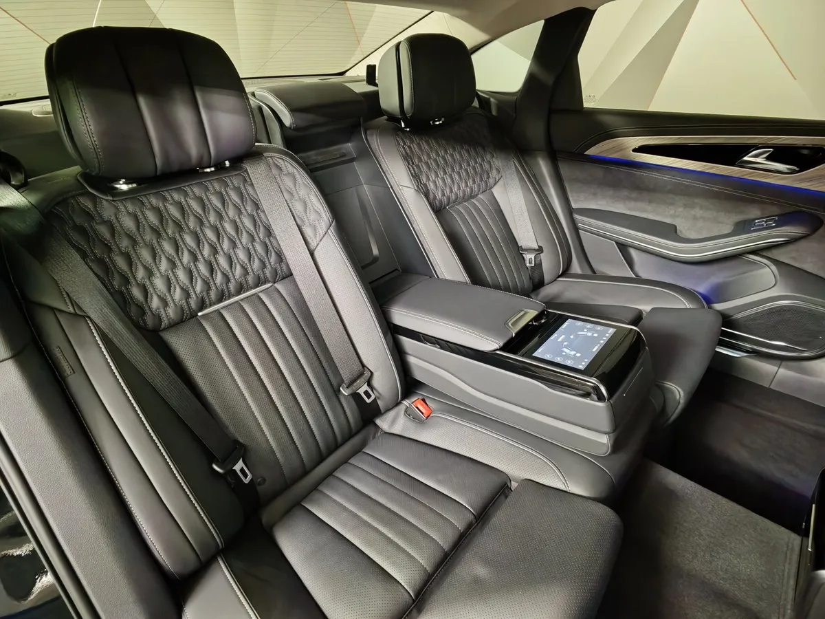Hongqi H9 2.0T AT (245 л.с.) Делюкс двухцветный Черный в АВИЛОН. Слайд №17