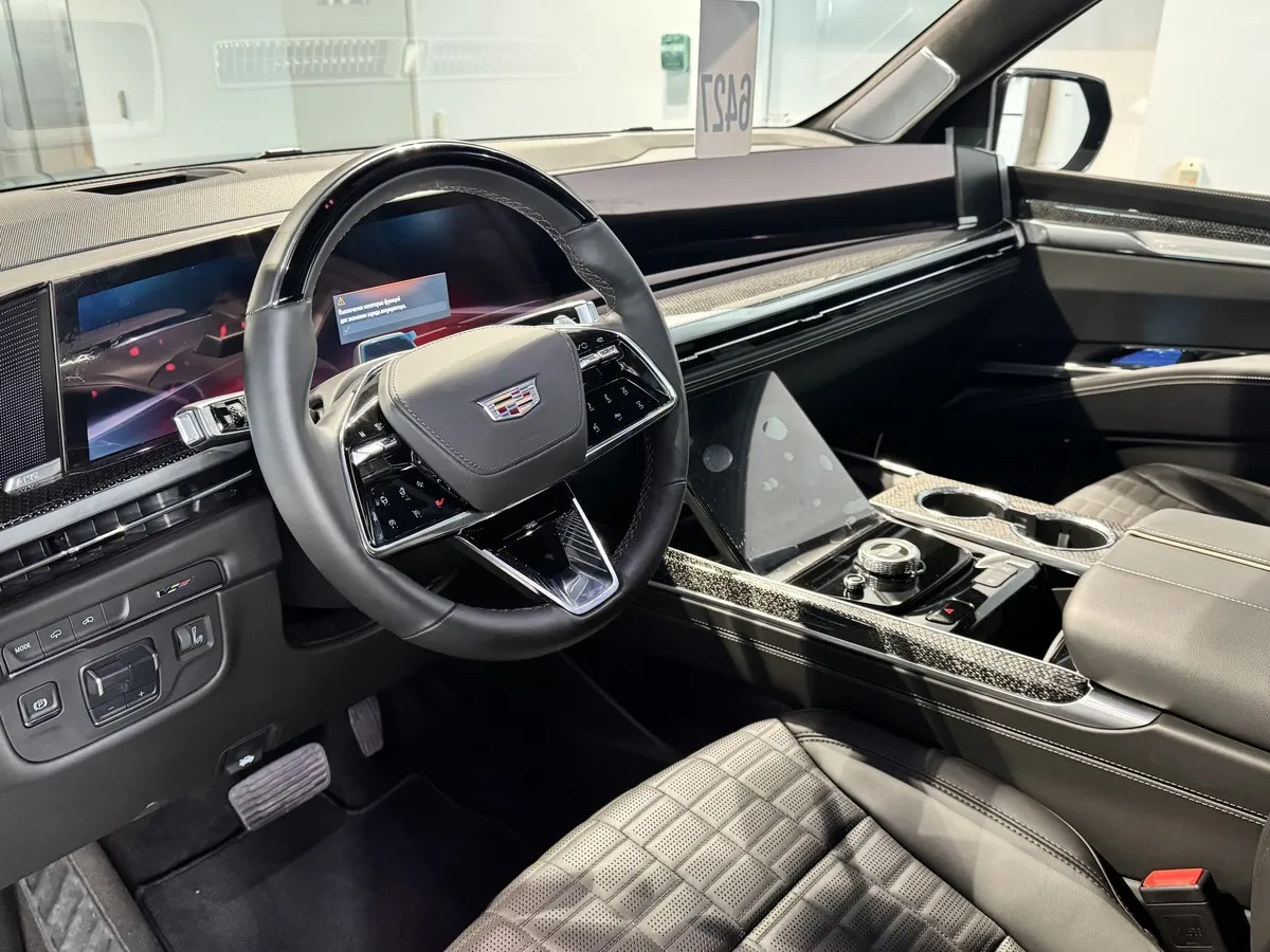 Cadillac Escalade V 6.2 AT 4WD (690 л.с.) V-series Черный в АВИЛОН. Слайд №14
