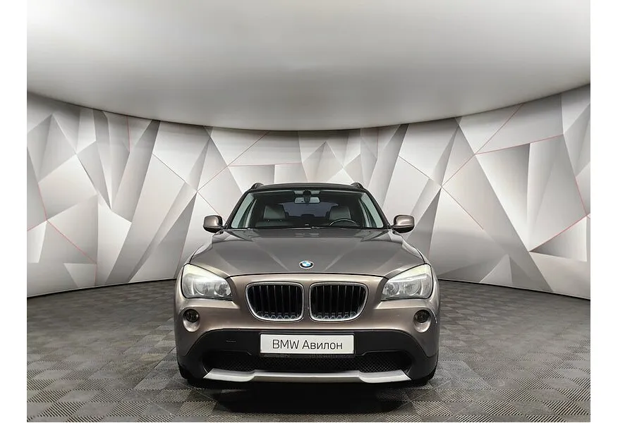BMW X1 sDrive18i AT (150 л.с.) Коричневый в АВИЛОН. Слайд №3