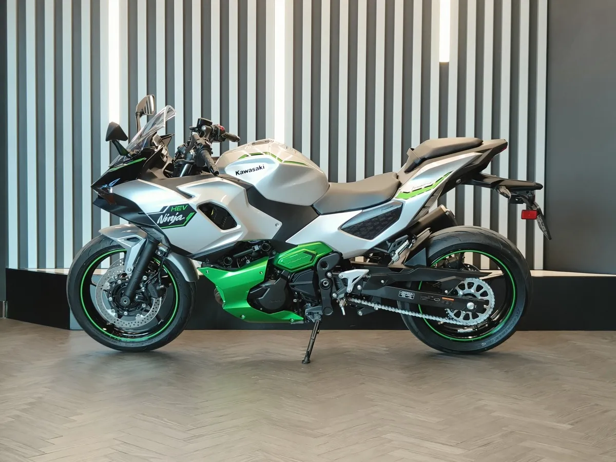 Kawasaki Ninja 7 Hybrid 450 см³ (69 л.с.) 450 Серебристый в АВИЛОН. Слайд №3