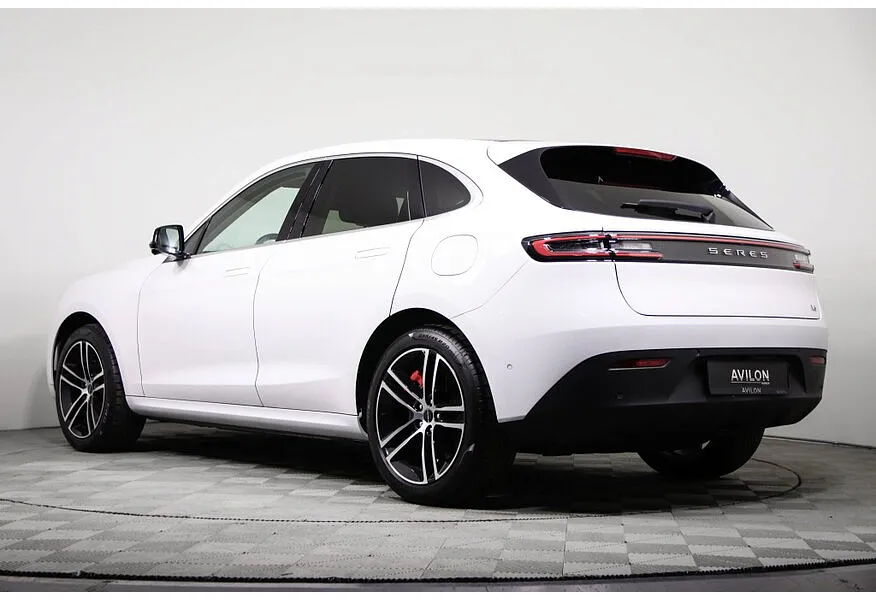 АВИЛОН - Seres M5 1.5 AT 4WD (496 л.с.) Premium Белый - slide 4