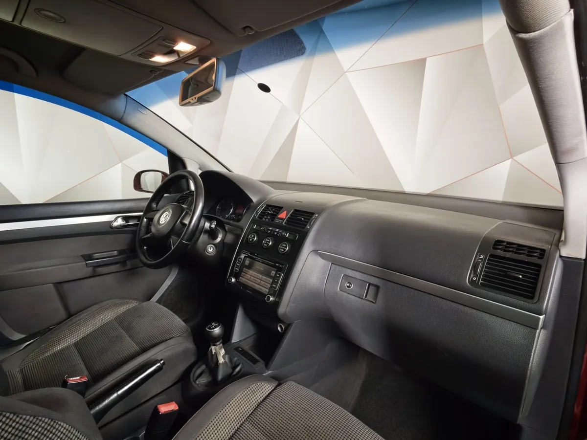 Volkswagen Touran 1.9 TDI AT (100 л.с.) Conceptline Красный в АВИЛОН. Слайд №10
