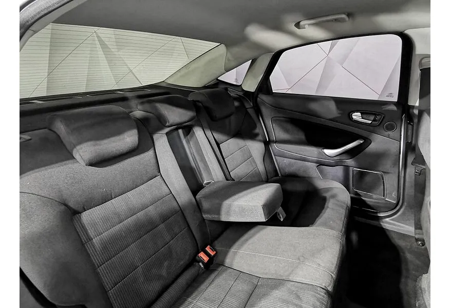 Ford Mondeo 2.0 MT (145 л.с.) Серебристый в АВИЛОН. Слайд №16