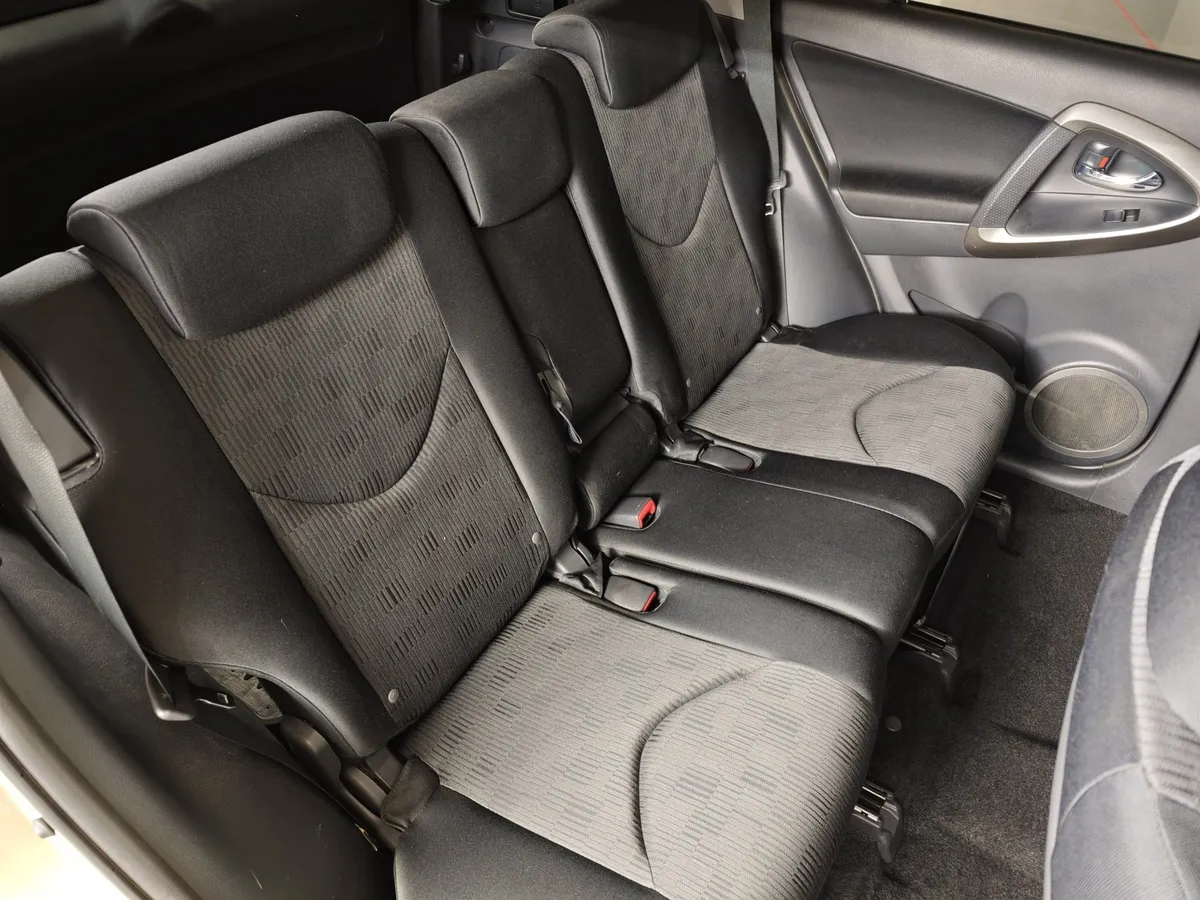 Toyota RAV4 2.0 MT FWD (158 л.с.) Бежевый в АВИЛОН. Слайд №16