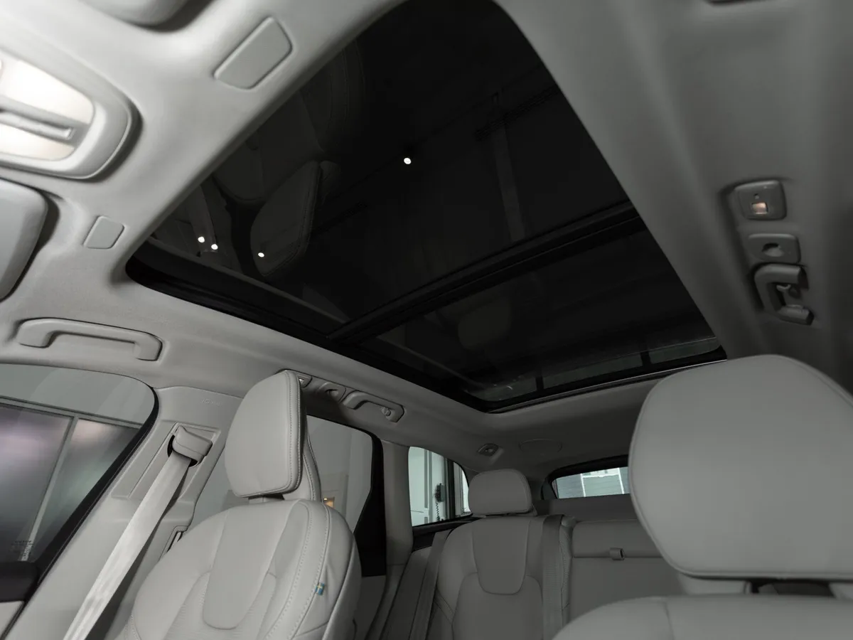 Volvo XC60 2.0 B5 8AT AWD (250 л.с.) Ultra Dark Серый в АВИЛОН. Слайд №16