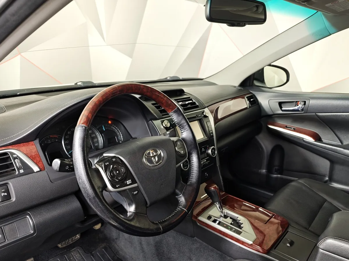 Toyota Camry 2.5 AT (181 л.с.) Стандарт Белый в АВИЛОН. Слайд №18