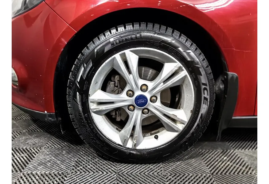 Ford Focus 1.6 Ti-VCT PowerShift (125 л.с.) Titanium Красный в АВИЛОН. Слайд №9