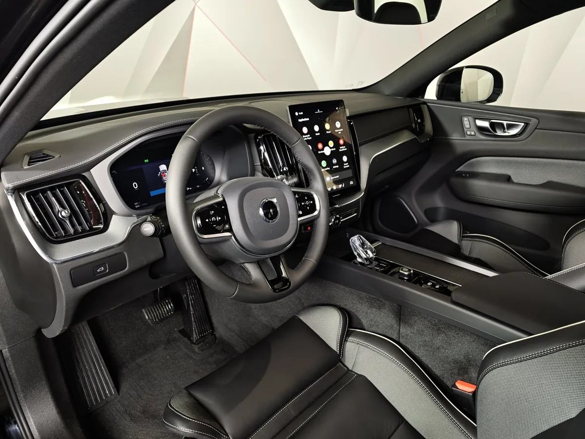Volvo XC60 2.0 AT AWD (249 л.с.) Deluxe Edition Черный в АВИЛОН. Слайд №19