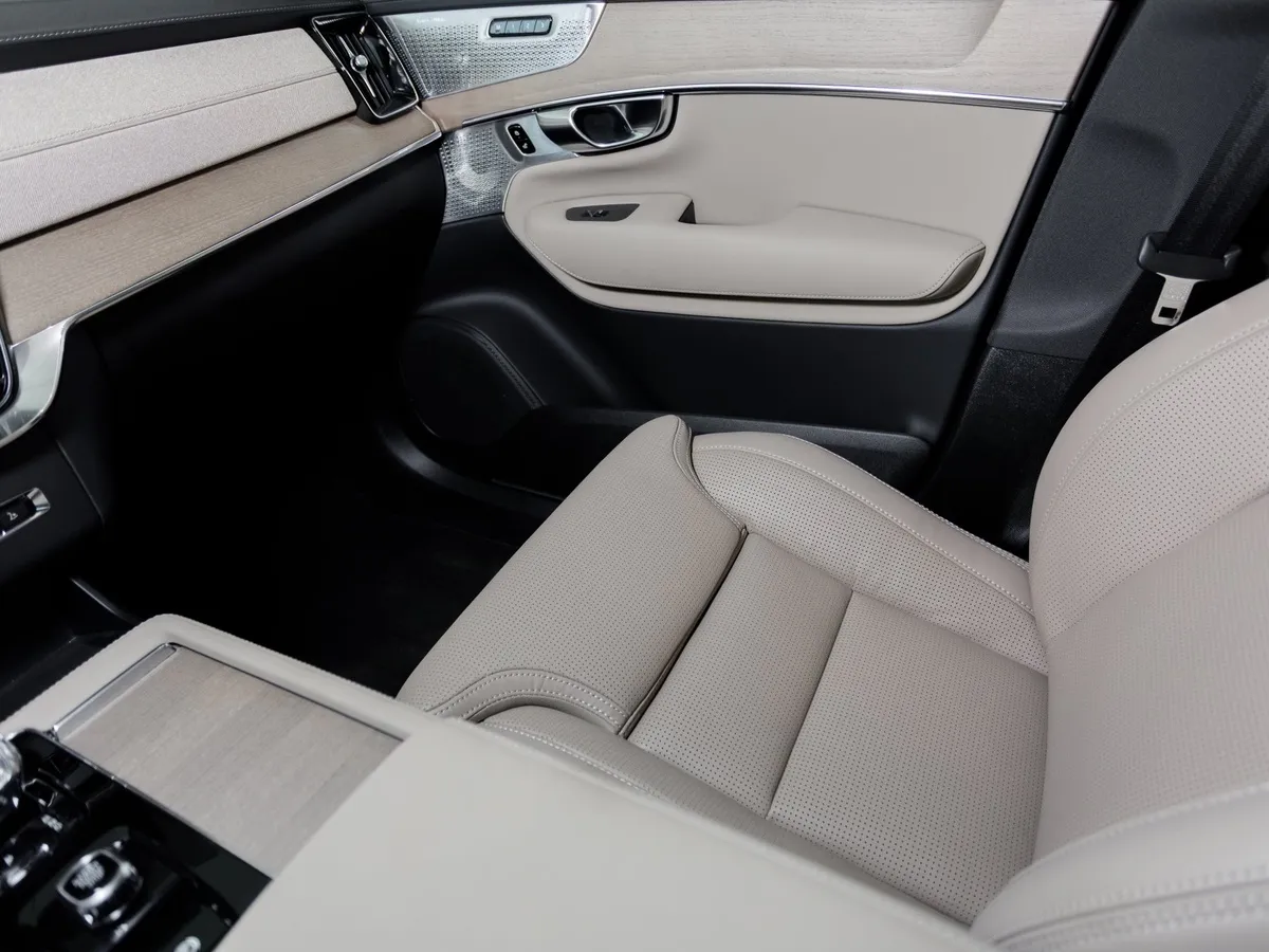 Volvo XC90 2.0 B6 mild hybrid AT AWD (7 мест) (300 л.с.) Ультра темный Серый в АВИЛОН. Слайд №11