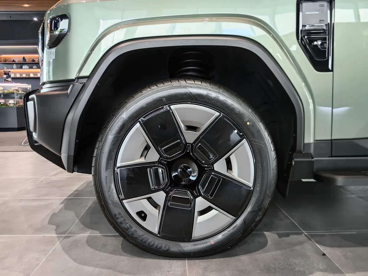 ESTEO V27 1.5h REEV AT 4WD (456 л.с.) Премиум Зеленый в АВИЛОН. Слайд №14
