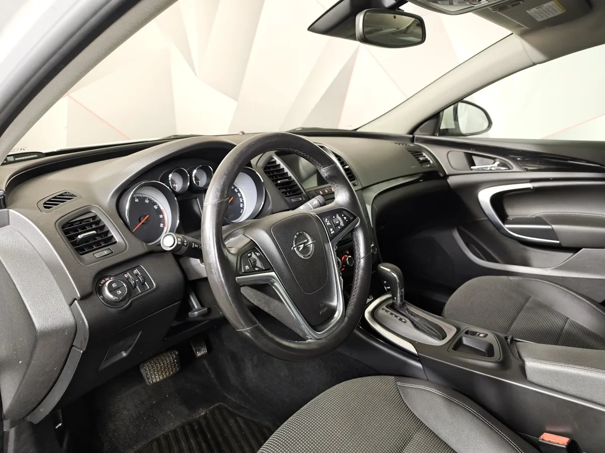 Opel Insignia 2.0 Turbo AT (220 л.с.) Белый в АВИЛОН. Слайд №18