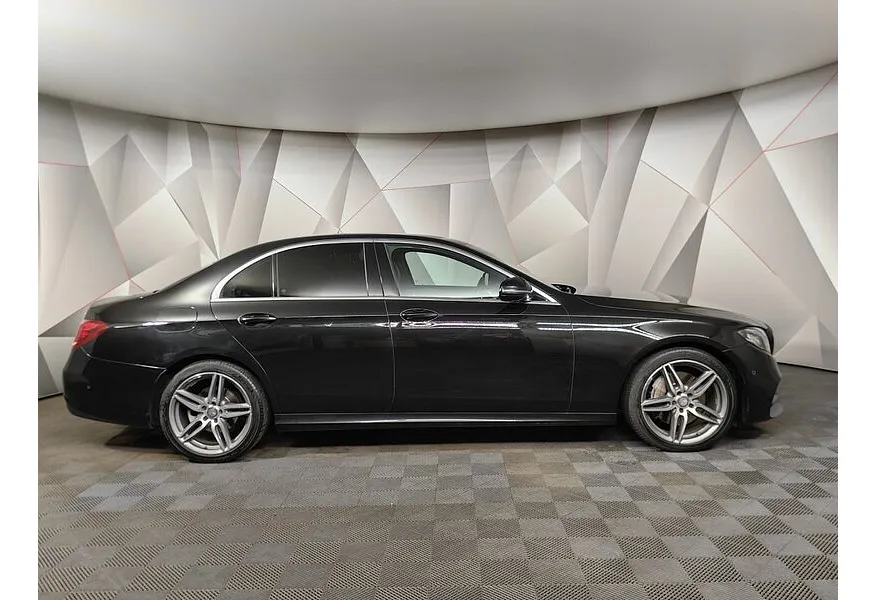 Mercedes-Benz E-Класс E 200 4MATIC 9G-TRONIC (184 л.с.) Sport Черный в АВИЛОН. Слайд №4