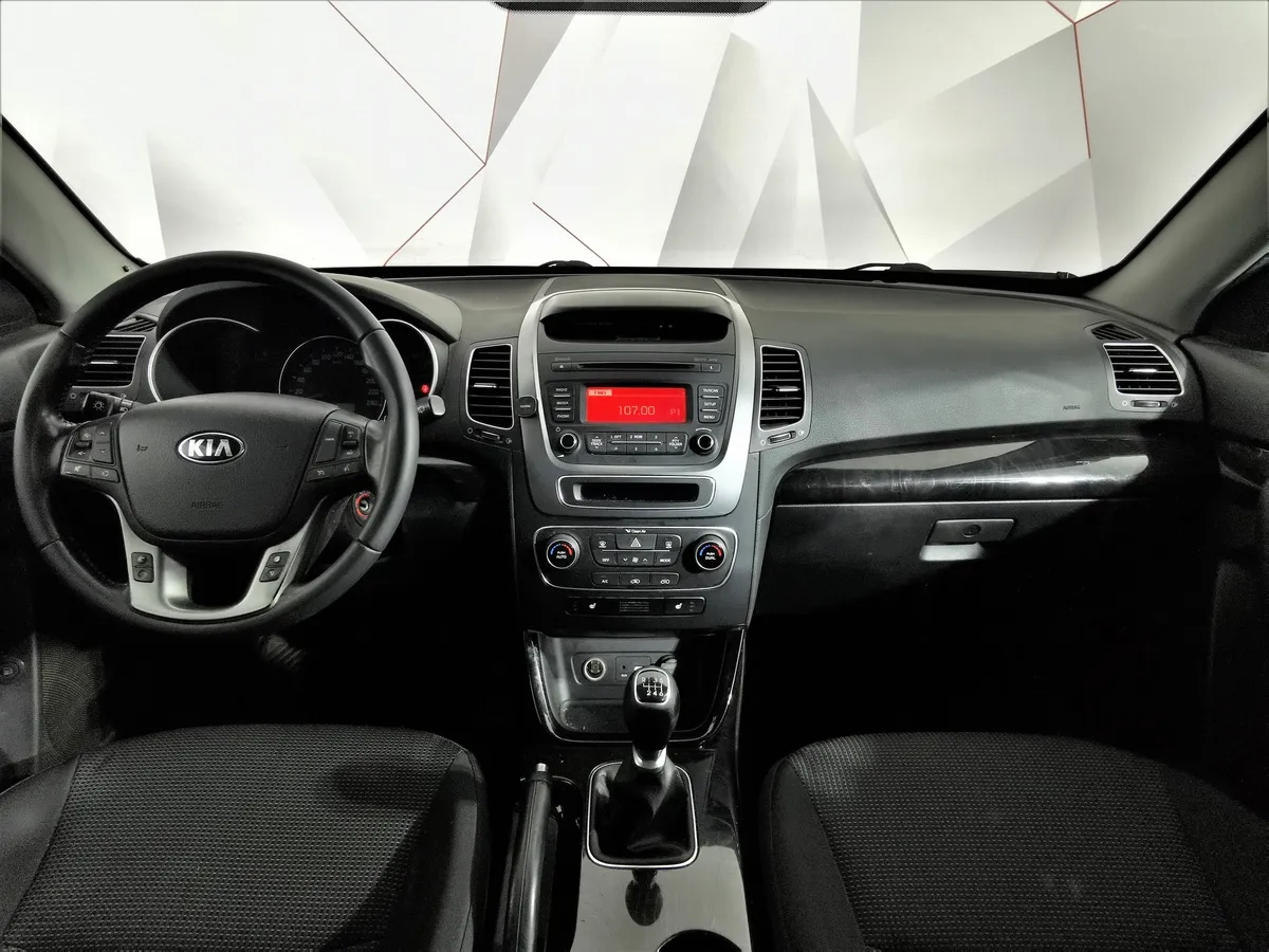 Kia Sorento 2.4 MT (175 л.с.) Черный в АВИЛОН. Слайд №13
