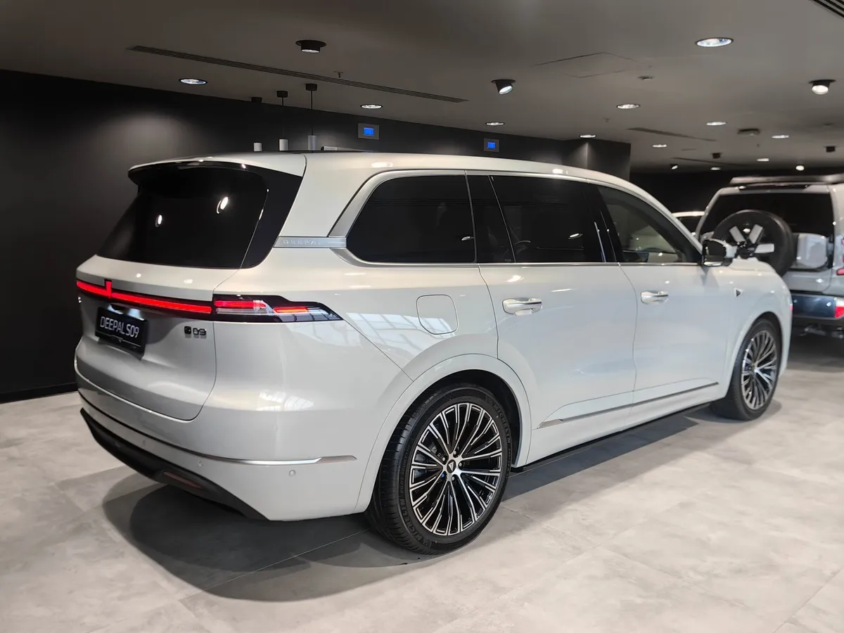 Deepal S09 1.5h AT 4WD (492 л.с.) 5 мест Techno Серебристый в АВИЛОН. Слайд №5