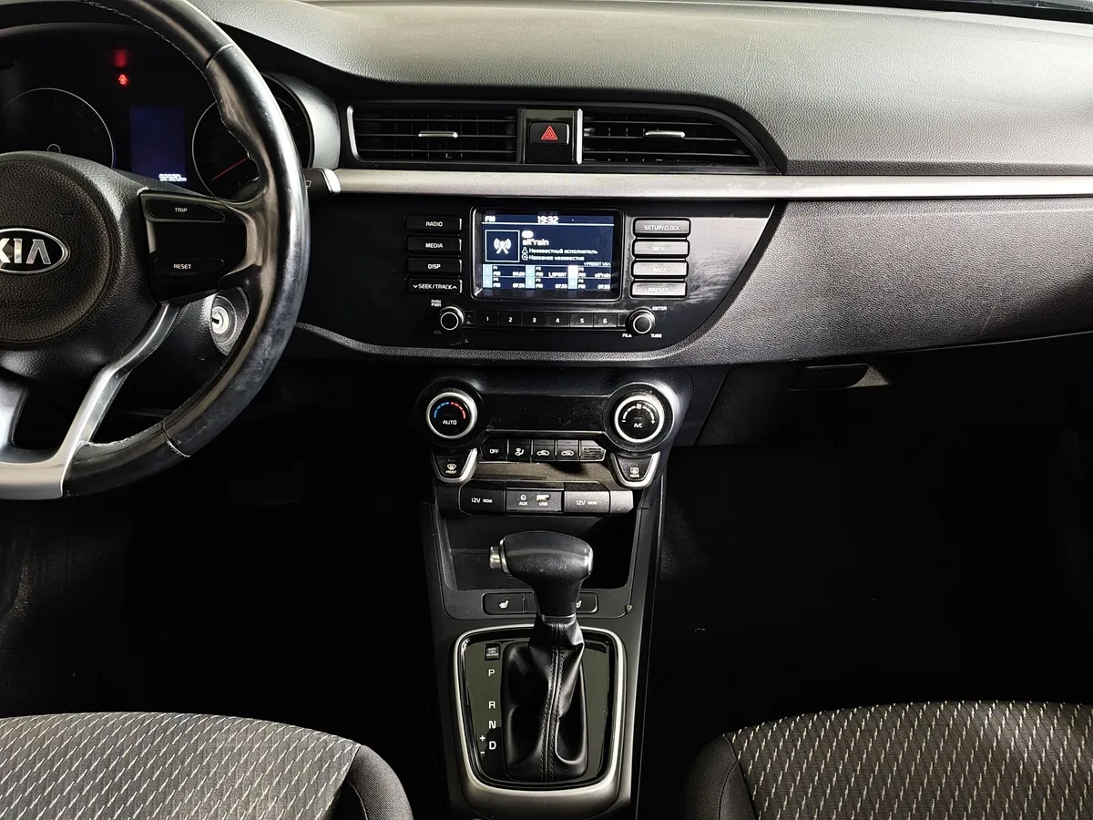 Kia Rio 1.6 AT (123 л.с.) Серебристый в АВИЛОН. Слайд №14
